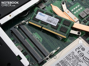 Het DDR3 RAM geheugen zit hiernaast. Er is nog een slot vrij (2 GB).