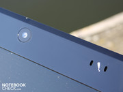 De onopvallende 1.3 megapixel webcam en microfoon bevinden zich daar ook.