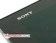 Het Sony logo is het enige ontwerpaspect aan de voorzijde.
