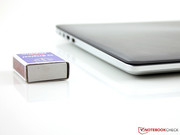 De Zenbook NX500JK is niet zo dun als een luciferdoosje.