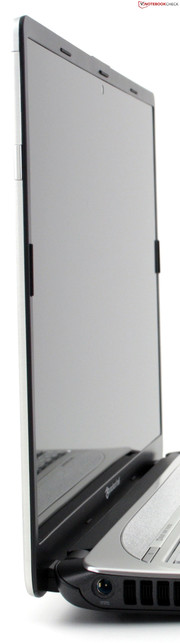 Packard Bell EasyNote NX69: het 14 inch scherm met een zeer dunne rand is een echte eye-catcher. Het grote oppervlak wordt gecreëerd door een soort edge-to-edge plastic plaat die voor het TFT paneel zit.