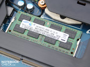 In een slot zit een module van 2 GB DDR3 RAM geheugen.