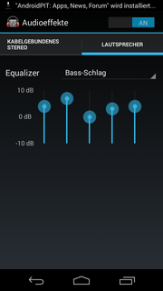 De luidsprekers zijn middelmatig, waarbij de equalizer de geluidkwaliteit enigszins verbetert.