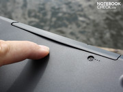 Het gebied rond de optische drive aan de onderkant van de notebook kan flink worden ingeduwd.