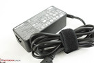 AC stroomadapter (9 x 4 x 3 cm) levert maximaal 20 V.