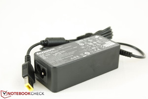 De kleine adapter (4 x 9 x 3 cm) heeft een output van 20 Volt.