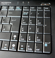 Een numeriek keypad is ook aanwezig, hoewel met kleinere toetsen.