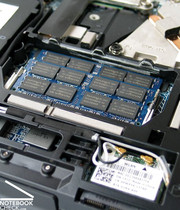 Wat betreft het geheugen: er worden DDR3 geheugenmodules gebruikt met een snelheid van 1066MHz.