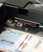 Daarom heeft het notebook een UMTS breedband voorbereiding, waarbij de simkaart bij de batterij geplaatst moet worden.
