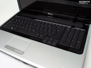 Dell gebruikt bijna de volledige breedte van de behuizing voor het toetsenbord...