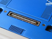 Voor additionele verbindingen kan hij worden uitgerust met een docking station via de poort aan de onderkant van de laptop.
