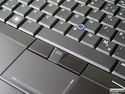 De typervaring kan omschreven worden als nogal haperend, en er kan een kleine buiging van het toetsenbord onder druk waar worden genomen.