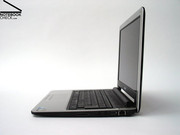 Uitgerust met een 12 inch beeldscherm bevindt de notebook zich op de grens tussen subnotebook en netbook.