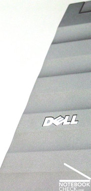 Een opvallend onderdeel van de Dell Precision M4400 is absoluut de golvende schermcover, dat gemaakt is van magnesium met een zilveren afwerking.