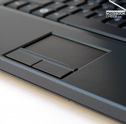 Het toetsenbord wordt bijgestaan door een touchpad met fijn oppervlak. De twee muisknoppen moeten diep worden ingedrukt, wat typisch is voor Dell notebooks.