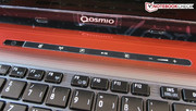 Een touch paneel is boven het toetsenbord geplaatst.