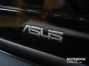 Het Asus logo onder aan het scherm