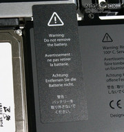 De gebruiker kan de lithium-ion polymeer batterij met een capaciteit van 60 Wh en batterijduur van 2 tot 7.5 uur niet zelf vervangen.