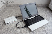 Verbonden via een special PCI-E poort kan de Amilo notebook maximaal 4 beeldschermen aansturen met de Graphic Booster.