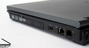 De poorten aan de zijkanten van de notebook bestaan uit standaardaansluitingen zoals USB, VGA, FireWire, aangezien er een docking-port aanwezig is die verdere uitbreiding van connectiviteit mogelijk maakt.