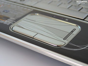 Zelfs het touchpad is voorzien van een chromen coating, wat wel invloed heeft op het gebruik ervan, aangezien het oppervlak hierdoor erg glad is.