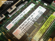 De twee geheugenmodules (2 x 2 GB DDR2-800, maximum 4GB mogelijk)