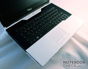 Het ingebouwde toetsenbord is fijn in het gebruikt en beschikt over een standaard indeling.