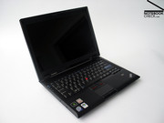 Het scherm  clamshell design ook nogal typisch voor Thinkpad, maar visueel lijkt het niet echt de juiste proporties te hebben...