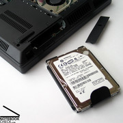 Er komt ook een 250GB hardeschijf van Hitachi mee, die tijdens de test goede doorvoersnelheden en een redelijke toegangstijd toonde.