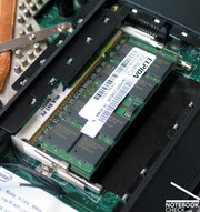 Omdat er maar een van de twee beschikbare geheugensloten in gebruik is door een 2048MB RAM chip, is het nog mogelijk een geheugenupgrade te doen.
