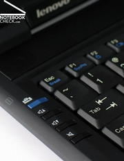 De additionele toetsen om het volume te regelen en om Lenovo Care Tools te openen kunnen aan de linker rand van het toetsenbord worden teruggevonden.