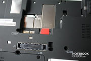 Een opening voort een SIM kaart zit achter de batterij