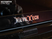 Een DevilTech-logo siert de beeldschermrand.