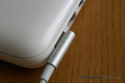 Net als het voorgaande model, is er de meest recente MagSafe aansluiting.