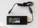 De logge 120 Watt AC adapter is 4 cm dik en doet ons denken aan die van een gaming notebook.