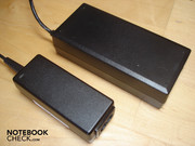 De adapter van de 1005HA-M (onder) is beduidend kleiner dan die van een andere notebook (MSI GX623, boven)