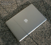 Het design is gebaseerd op de MacBook Air en ziet er goed uit.