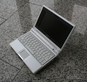 De Asus EeePC weegt minder dan 1 kg en is ontworpen als gezins PC.
