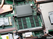 Ons testexemplaar had ook twee RAM modulen (PC6400/800MHz) van elk 1024MB in zich.