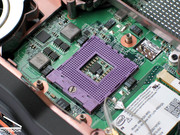 Na het verwijderen van de schroeven van de CPU, kan de processor van het moederbord gehaald worden.