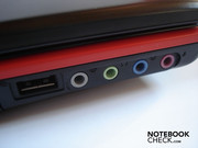 USB 2.0 en alle vier audio aansluitingen gekleurd aan de linker kant