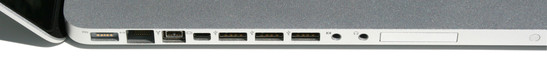 MagSafe voeding-aansluiting, gigabit LAN, FireWire 800, Mini DisplayPort, 3x USB 2.0, optische / analoge input (geen microfoon!) optische / analoge output.