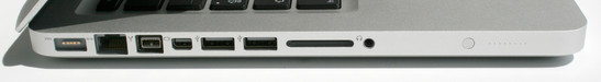 Linkerkant: MagSafe (stroom), Gigabit LAN, Firewire 800, mini display port, 2x USB 2.0, SD-kaartlezer, line-in (analoog/optisch) of analoge line-out, batterij status LED