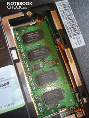 1 GB DDR2 RAM is ingebouwd, maximaal 2GB is mogelijk