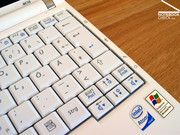 Door een brede behuizing van ongeveer 260 millimeter is er genoeg plek voor een gebruiksvriendelijk toetsenbord.
