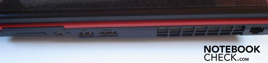 Rechts: ExpressCard, 4-in-1 Kaartlezer, Firewire, USB 2.0, eSATA/USB 2.0 combo, RJ 45 gigabit LAN