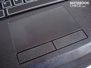Een delicaat honingraat patroon omvat de goed geproportioneerde touchpad.