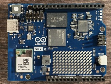 U kunt de beschikbare aansluitingen al zien, samen met de LED-matrix rechtsonder (bron: Notebookcheck)
