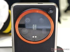 De Xiaomi 14 Ultra met zijn nieuwe Leica-camera en herziene Photography Kit neemt het op tegen zijn voorganger en enkele concurrenten. (Afbeelding: Notebookcheck)