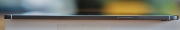 Boven: 2x microfoons, volumeregeling, stand-byknop